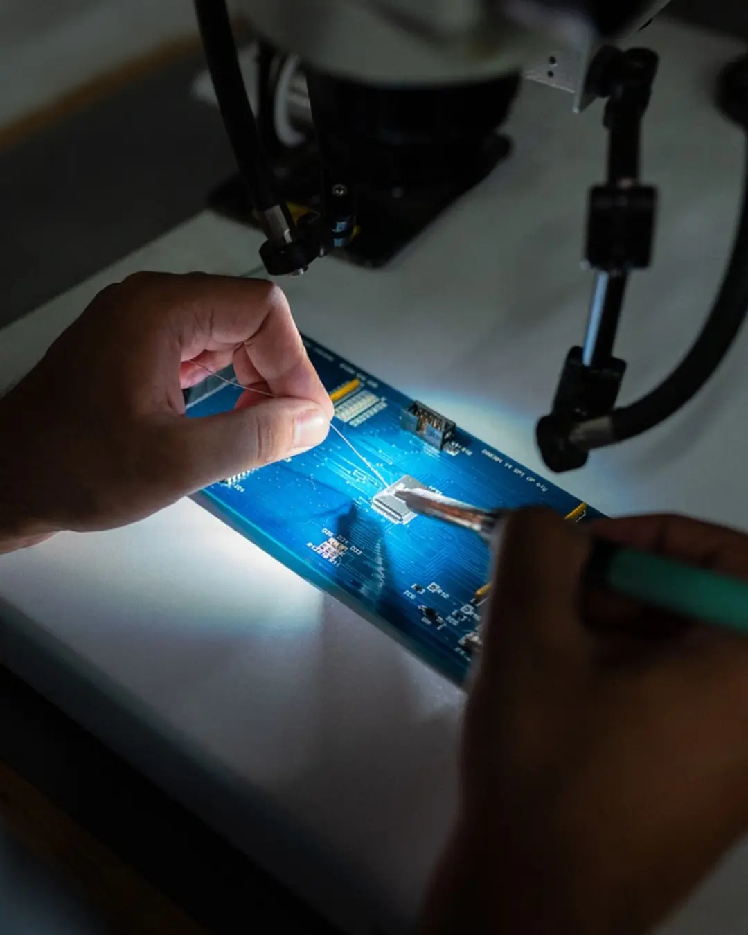 Técnico reparando placa electrónica