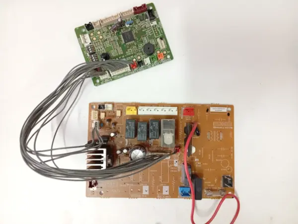 Placa Electrónica de Aire Acondicionado FUJITSU K04CW-0400HSE-P0/WC050906F/K03BZ-0409HSE-C1